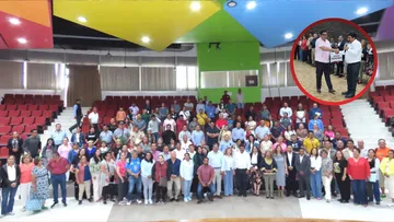 Texcoco entrega apoyos económicos para festejos comunitarios