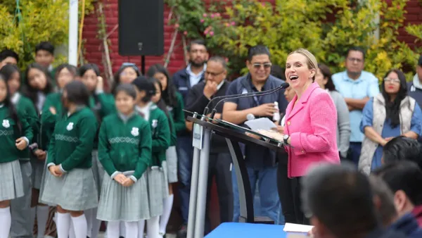 Becas y monedero electrónico beneficia a 14 mil estudiantes y padres de familia de Huixquilucan para evitar la deserción escolar