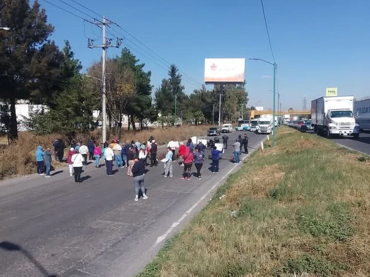 Bloquean la autopista México-Querétaro en demanda de agua