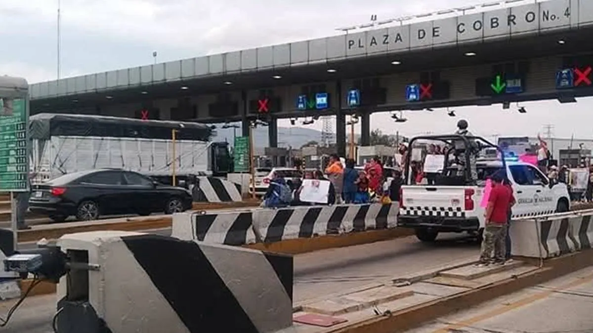 Bloquean autopista México Querétaro para pedir búsqueda de Ximena