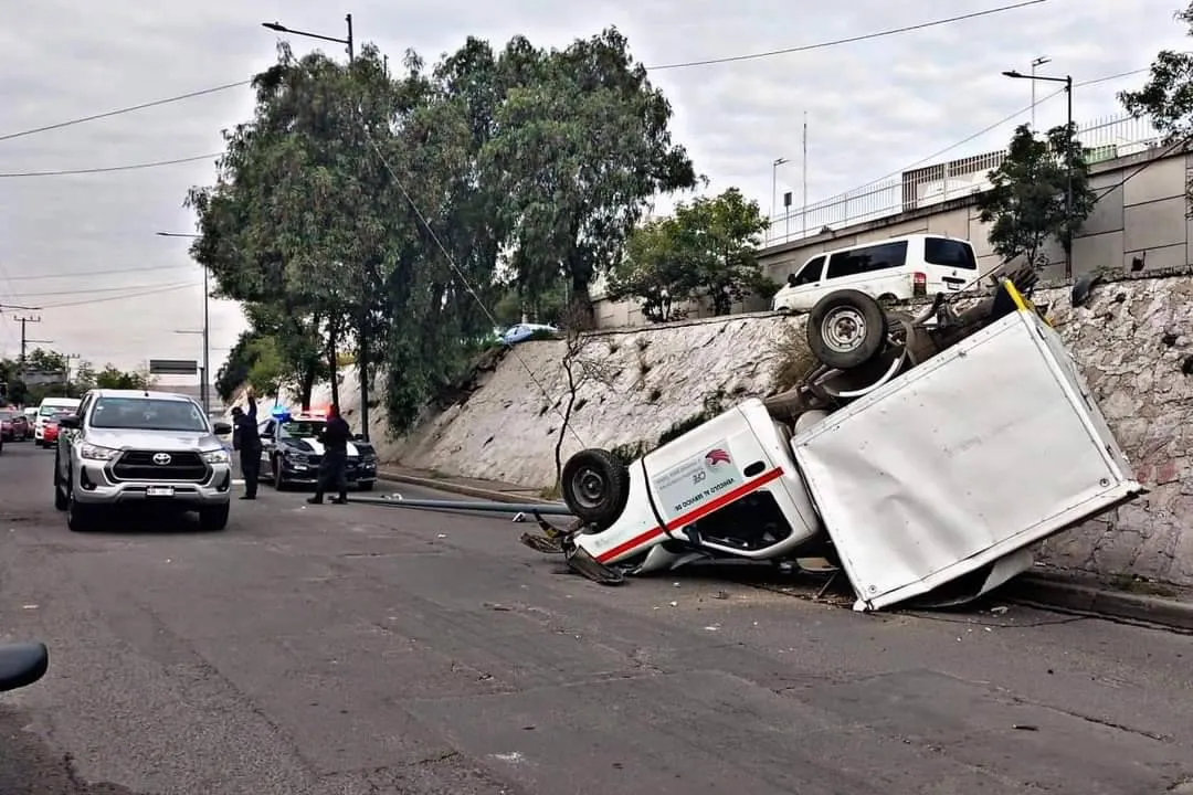 Se registra volcadura de una camioneta en Tlalnepantla