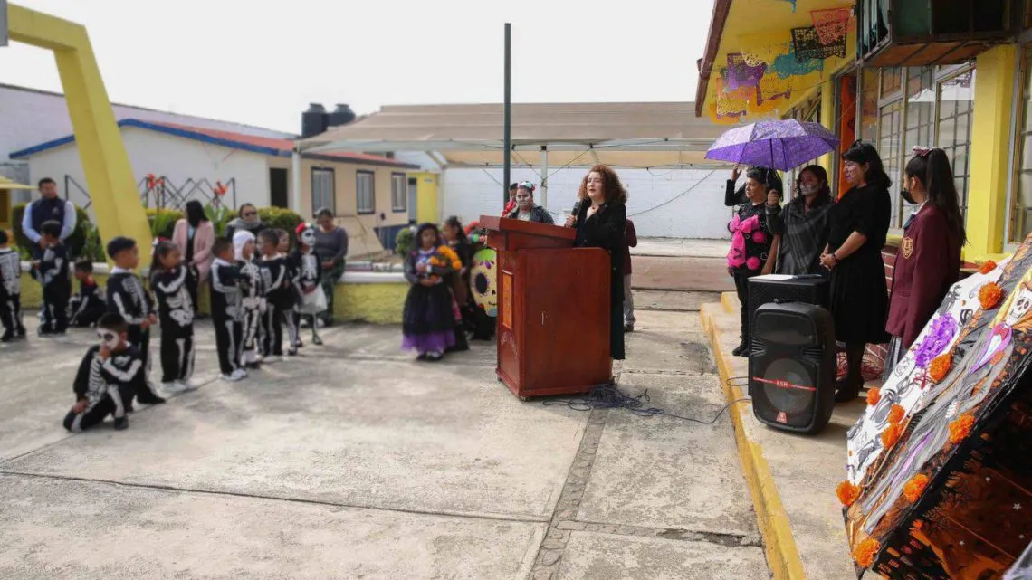 Voluntariado del PJ entrega computadoras donadas a primaria en Santiago Tianguistenco
