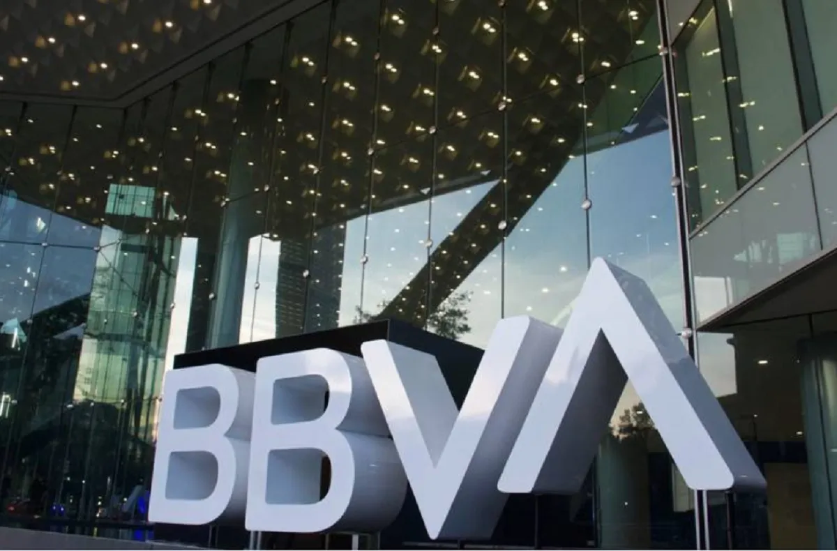 BBVA ajusta tarifas en servicios bancarios, impacta a usuarios