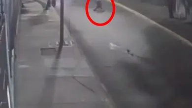 "Yo no le hice nada", asegura Jaimes Ramírez para luego recibir un puñetazo en el rostro. Foto: Captura.