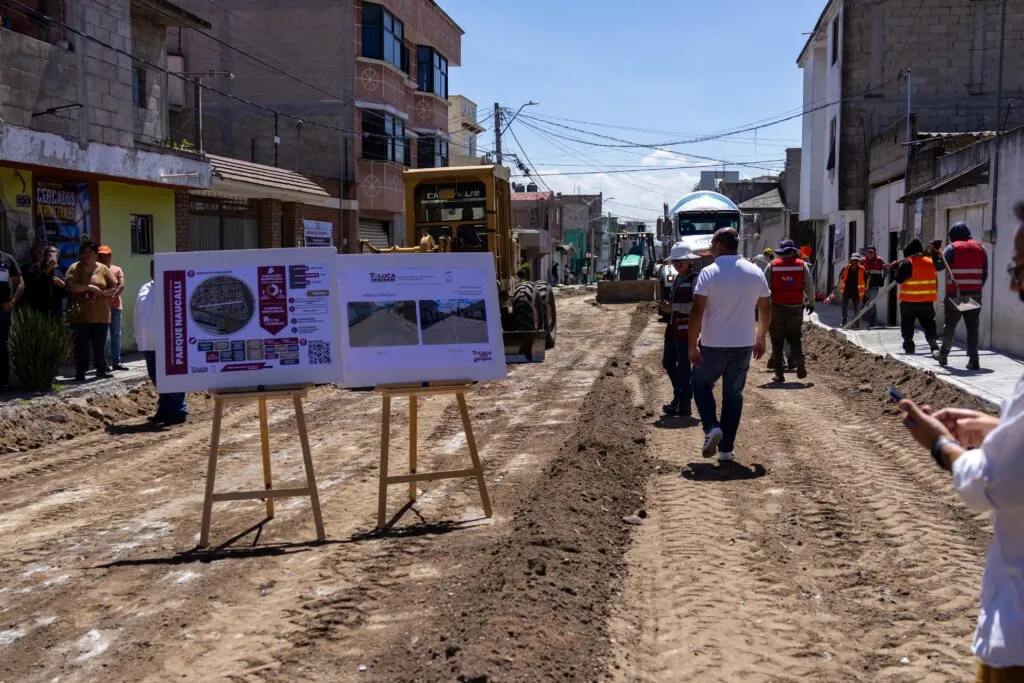 Supervisa Ricardo Moreno pavimentación de calles, con más de 55 años de espera