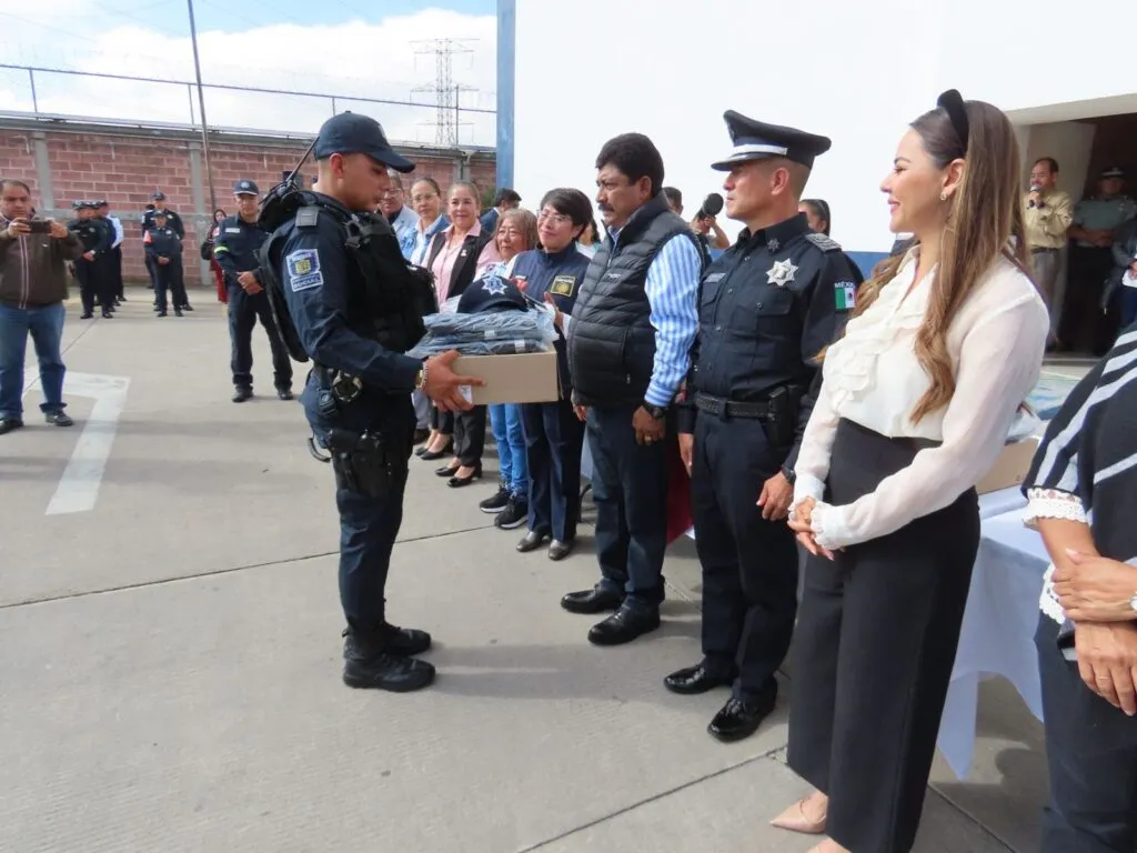 Gobierno de Texcoco entregó uniformes a 420 elementos de seguridad pública y movilidad