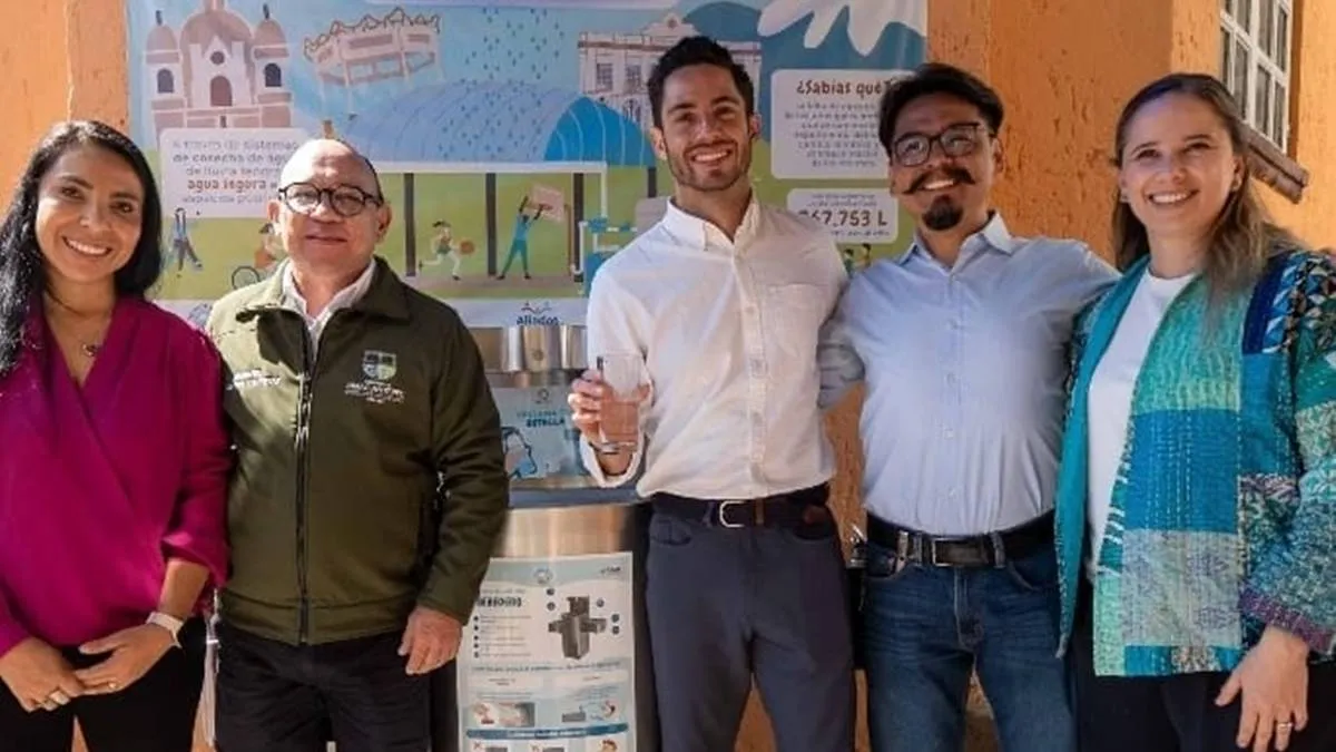 José Couttolenc inaugura primeros bebederos gratuitos en Edomex