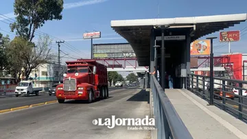 Reformas al Reglamento de Tránsito no frenan invasión al carril del Mexibús