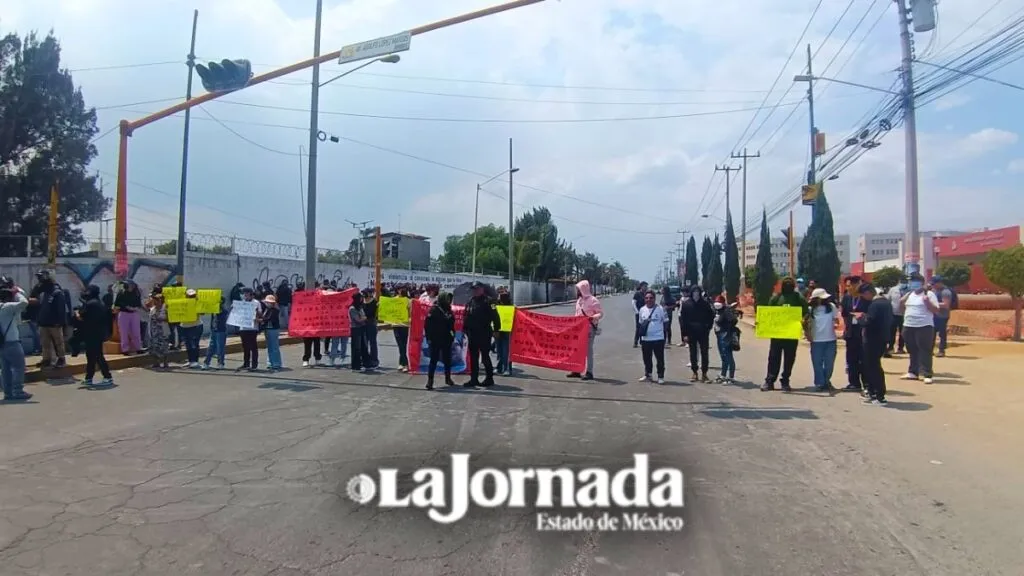 Alumnos de la UAEMéx Neza cierran la av. Bordo de Xochiaca