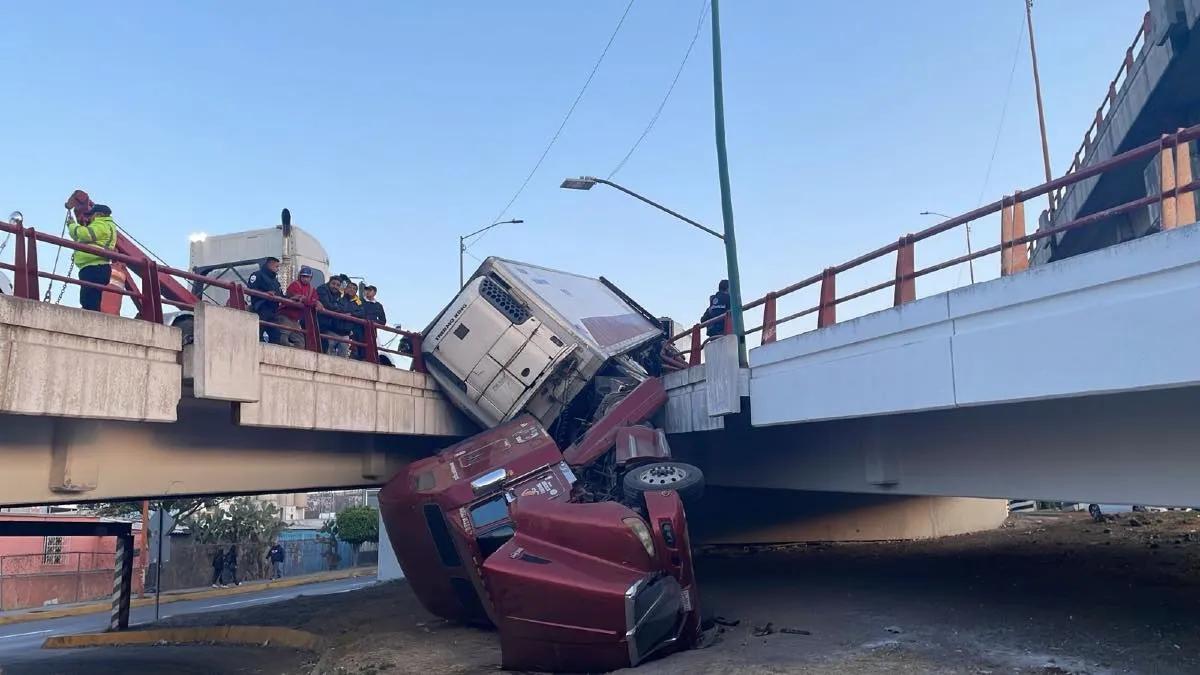 Tráiler cae de un puente en Tlalnepantla