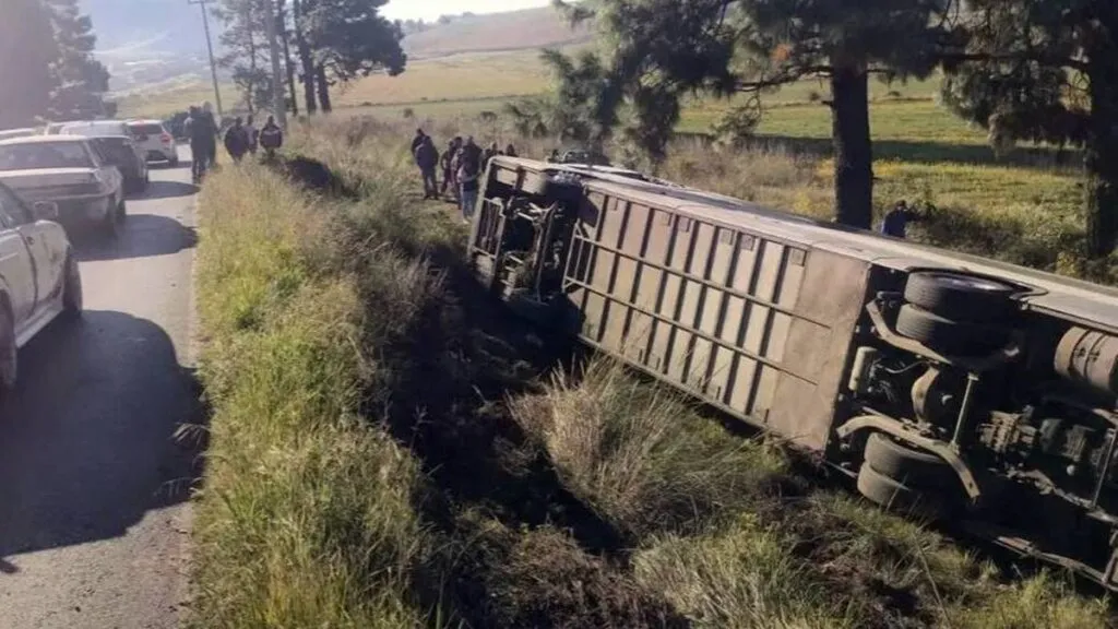 Trasladan a heridos de volcadura de Flecha Roja en Ocuilan