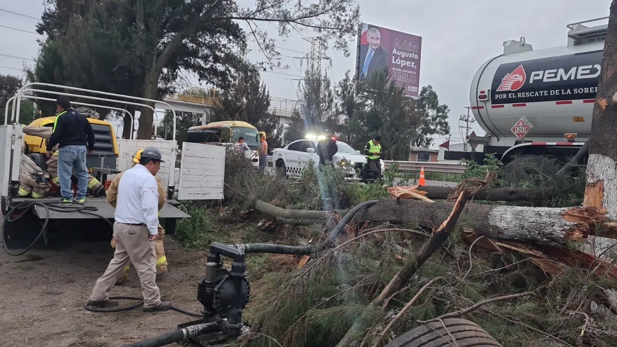 Bomberos controlan fuga de una pipa de Pemex volcada en la Peñón-Texcoco