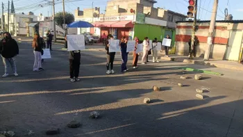 Una manifestación de padres de familia en una institución educativa movilizó a las autoridades de tránsito en la vía Dos Ríos, donde realizan labores de vigilancia y desvíos vehiculares para agilizar la circulación.