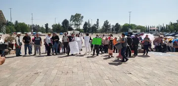 Un grupo de inconformes llegó a la explanada con mantas y cartulinas.