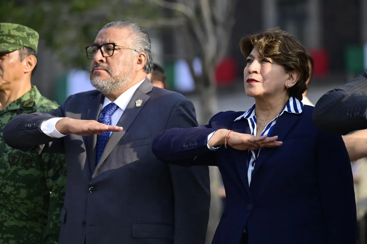 Delfina Gómez Álvarez encabeza ceremonia de izamiento de la bandera en Toluca