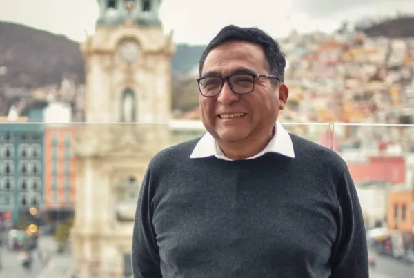 Tonatiuh Herrera sonriente frente al Reloj Monumental de Pachuca