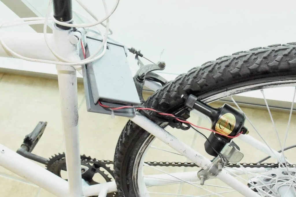 Estudiantes de Jiquipilco crean bicicleta que produce energía eléctrica