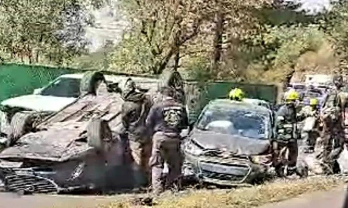 Atizapán: Dos lesionados tras volcar dos autos bajando la Presa Madín