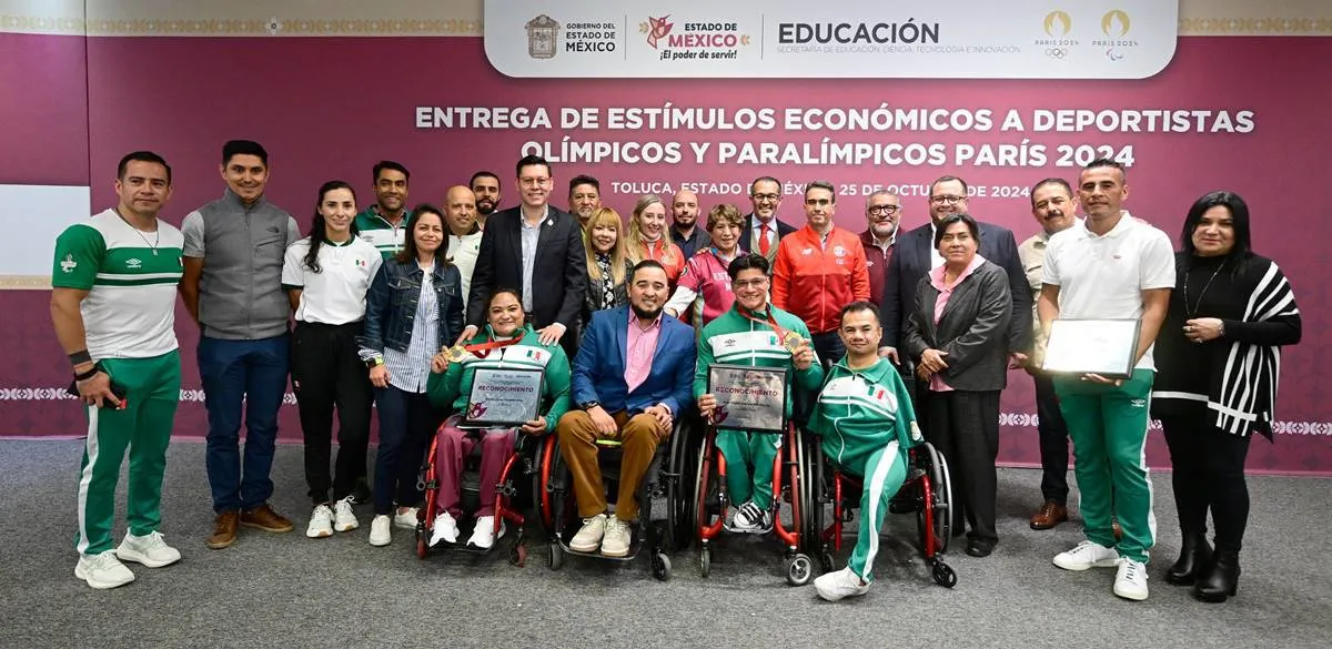 Delfina Gómez Álvarez y José Ramón López Beltrán entregan apoyo a deportistas