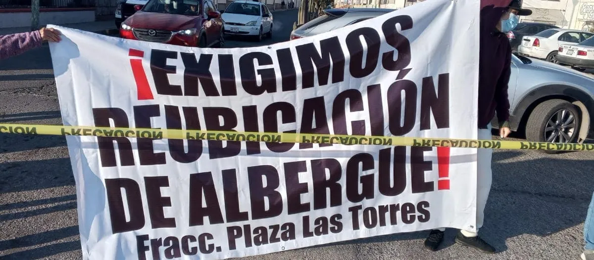 Vecinos muestran su rechazo al albergue migrante.