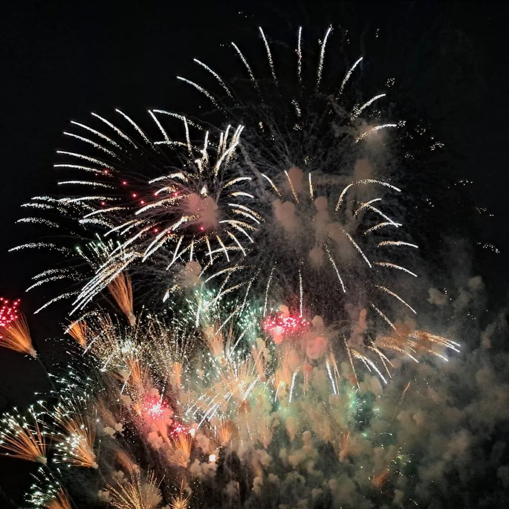 A cada capillita le llega su fiesta en la capital de la pirotecnia: Tultepec