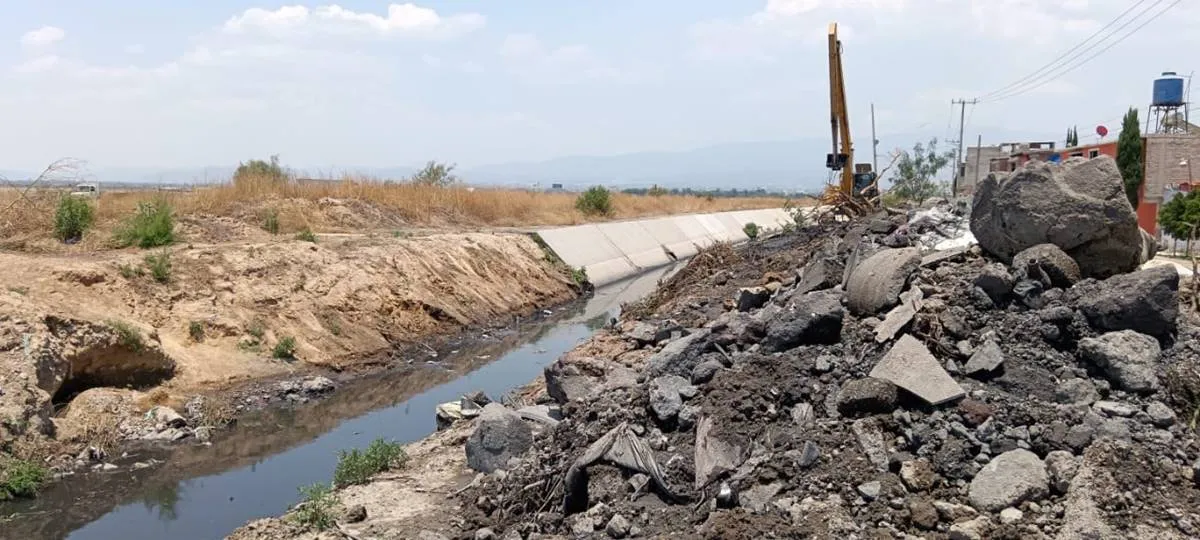 Chimalhuacán: retiran maleza, basura hasta muebles de canal de aguas negras