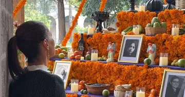 Sheinbaum dedica ofrenda de Día de Muertos en Palacio Nacional a las heroínas de la Patria