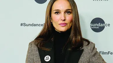 ¡Fuera ICE! dice el botón que usó la actriz Natalie Portman.