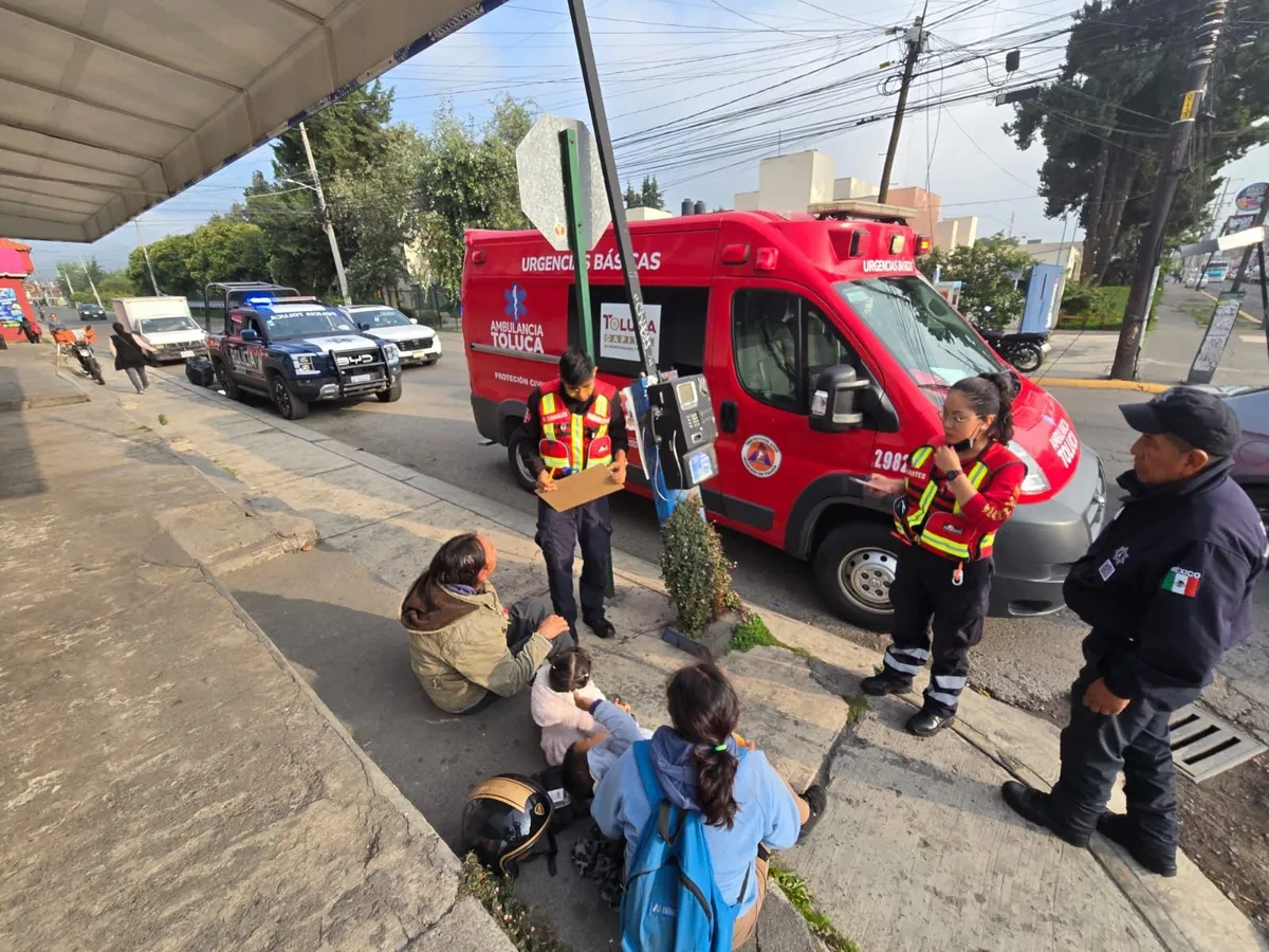 Accidente vial en Toluca involucra a familia con menores a bordo de motocicleta