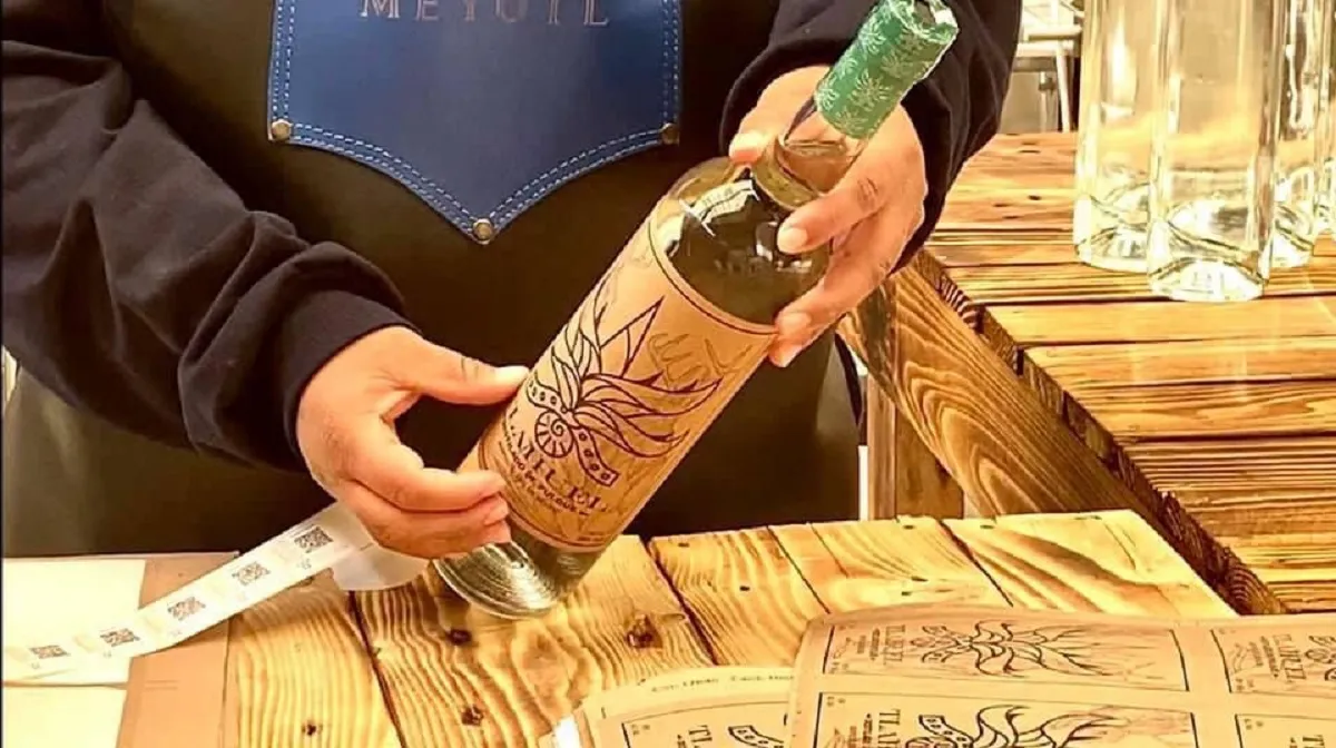 Botella de pulque destilado premiado