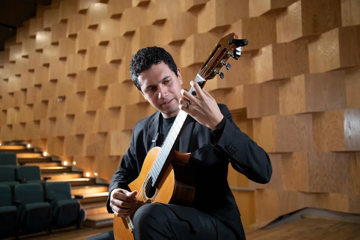 Carlos Bedoya deleita al público del Conservatorio de Música del Edomex