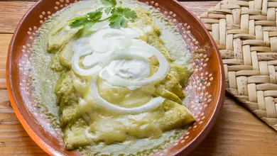 Las recetas enchiladas suizas nacieron en la CDMX y combinan el picante del chile verde con la suavidad del queso y la crema.