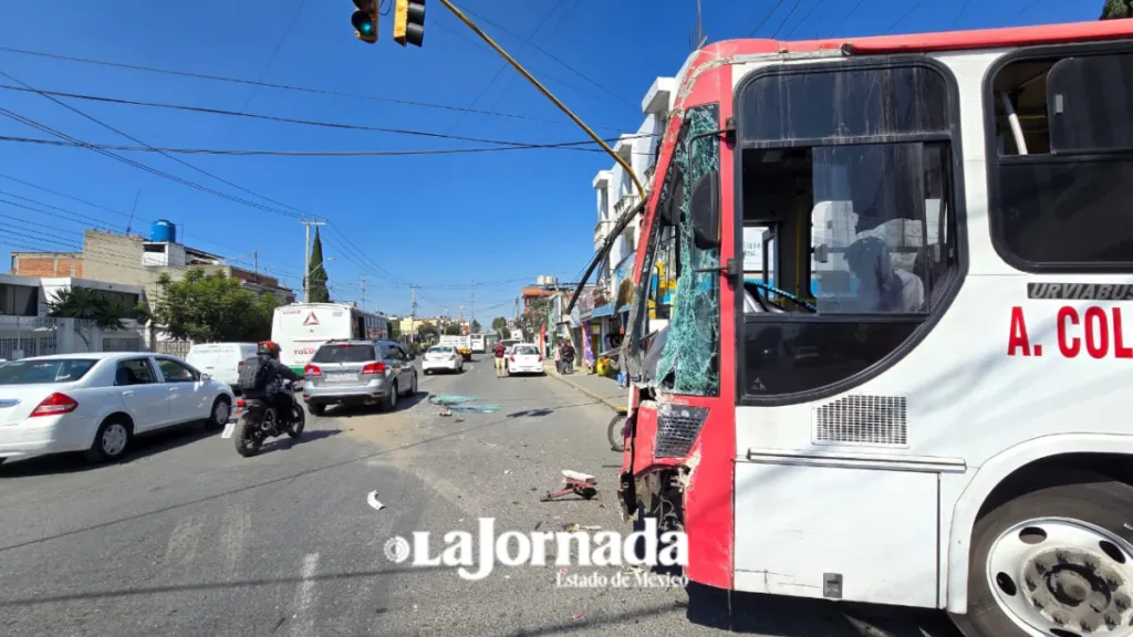 Choque entre autobuses en Toluca