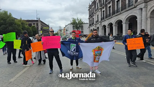 Deportistas se manifiestan en Palacio de Gobierno del Edomex, denuncian irregularidades