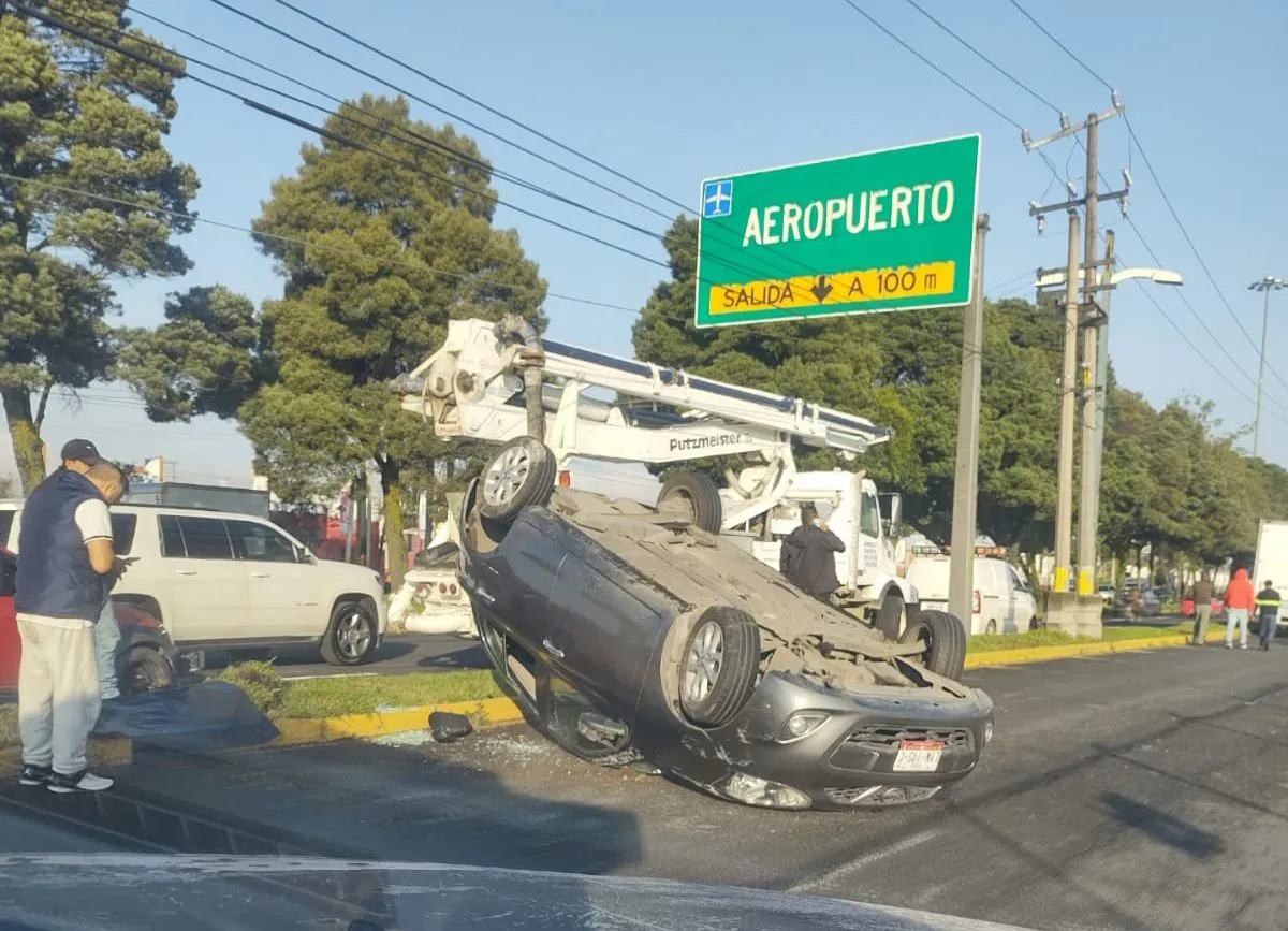 El percance ocurrió en los carriles laterales, sin embargo, ha generado afectaciones en toda la vialidad, provocando tránsito lento en la zona.