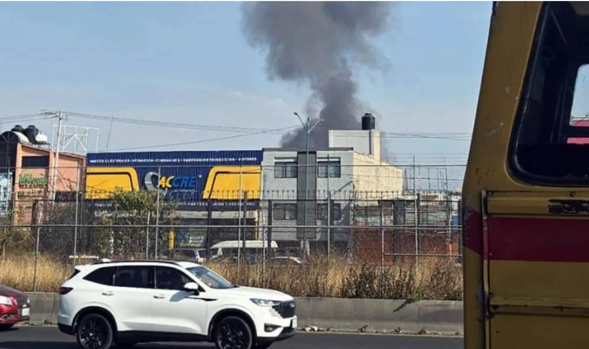 Incendio en fábrica de Ecatepec, almacenaba PET [VIDEO]