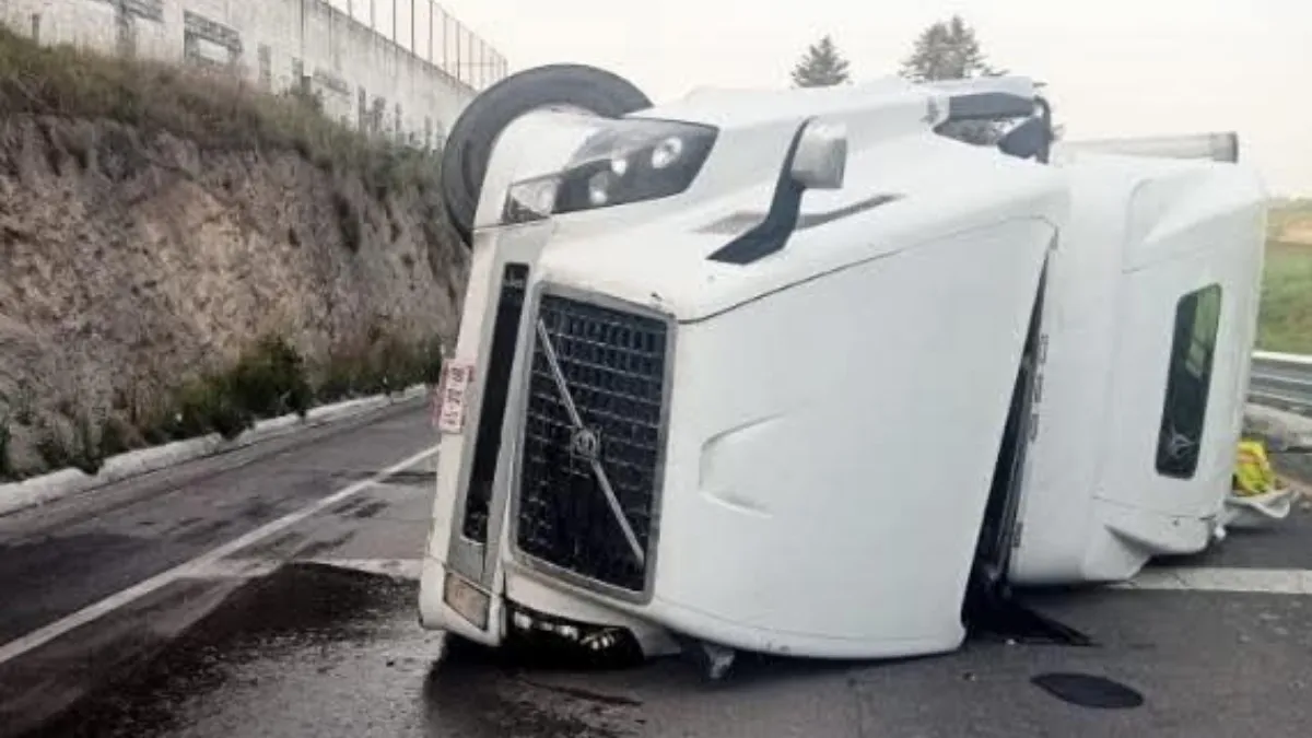 Vuelca tráiler sobre la Toluca Atlacomulco