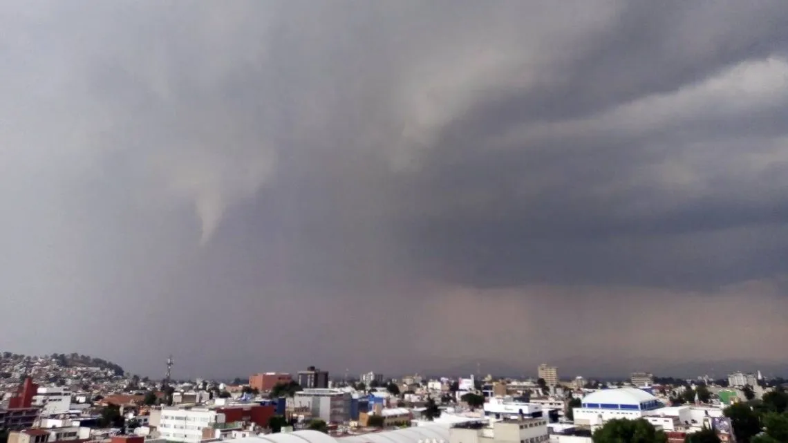 Toluca: Tornado deja dos muertos y daño a árboles, bardas y techumbres en zona norte