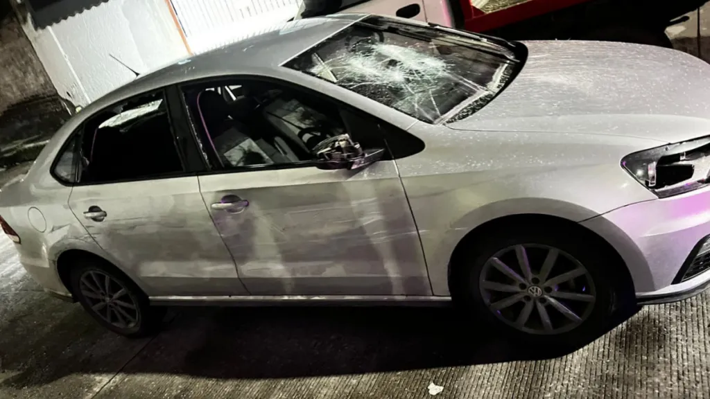 Vecinos apedrean automóvil de presunto acosador sexual en Ecatepec