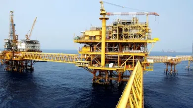 Plataforma de Pemex en altamar, reporte de caída de reservas petroleras Sener