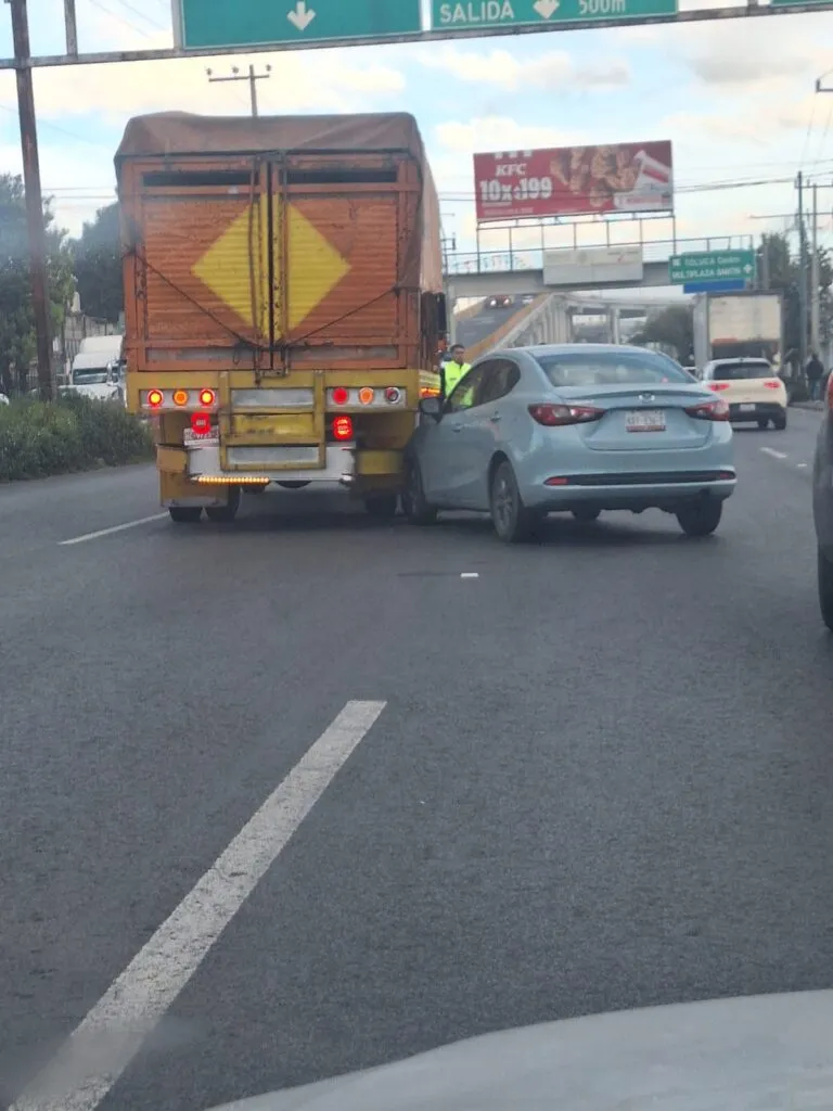 Choque en Bulevar Aeropuerto provoca afectación vial rumbo a la Central de Abasto