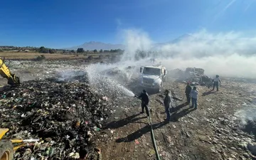 Bomberos de cuatro municipios participaron en incendio de tiradero de Ozumba