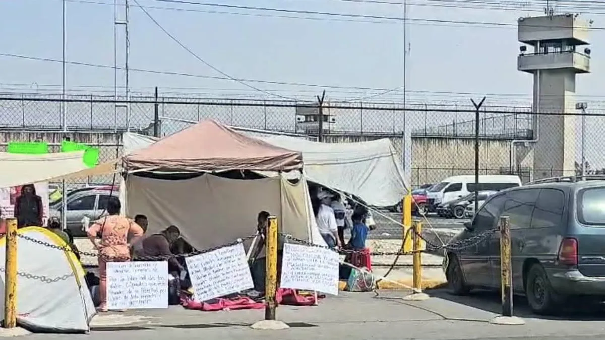 Familiares de internos protestan afuera de penales mexiquenses
