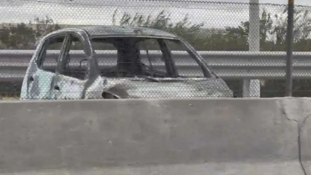 Automóvil se incendia en Circuito Exterior Mexiquense [VIDEO]