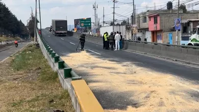 Este viernes se registró un fuerte accidente sobre Paseo Tollocan, por una coladera abierta.