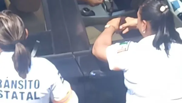 Captan a policías de tránsito estatal recibiendo mordida en Neza