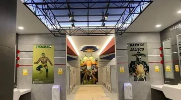 Baños de luchadores en el Aeropuerto de Santa Lucía lo vuelven tendencia
