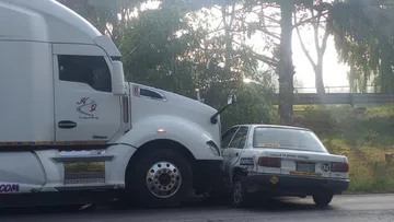 Taxi queda en punto ciego de tráiler y termina impactado en la Toluca-Atlacomulco