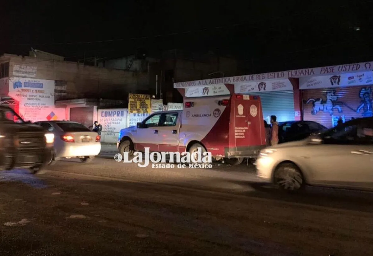 Camioneta SEMEFO en lugar de los hechos de un homicidio en Lerma