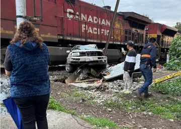 Tren embiste automóvil que intentó ganarle en Ecatepec